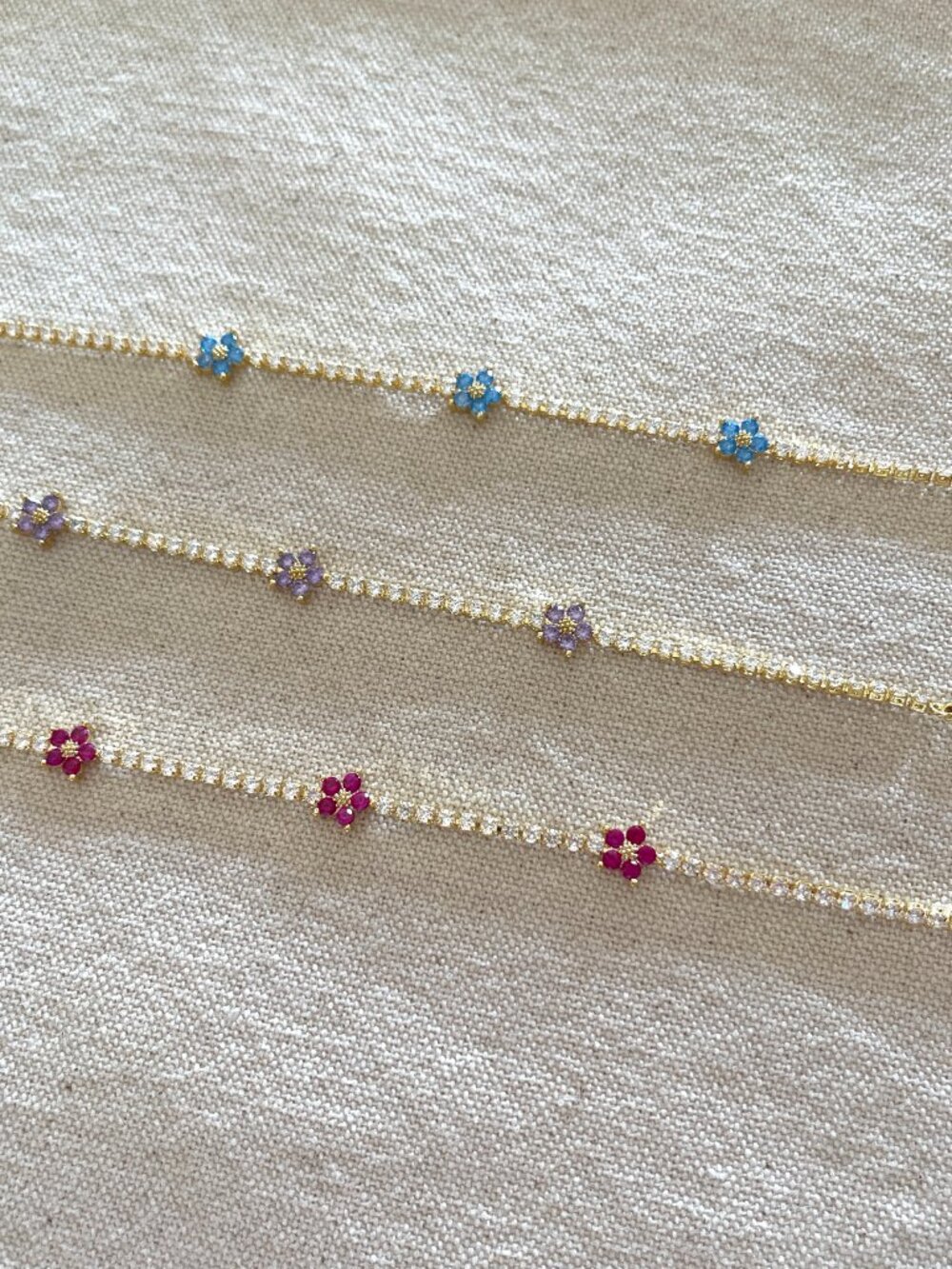 Daisy Flower Gold Dainty Tennis Bracelet (Fuchsia Pink Flower)
